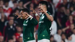 Vitor Roque y José Manuel López festejan el segundo gol ante River.