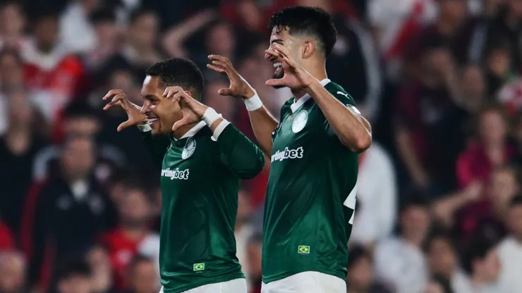 Vitor Roque y José Manuel López festejan el segundo gol ante River.
