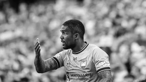 Douglas Costa con la camiseta de Sydney FC.
