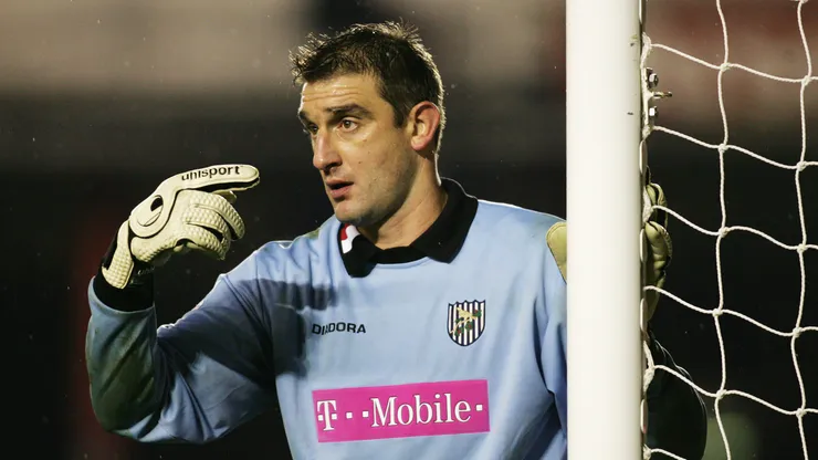 Russell Hoult, ex arquero en la Premier League, sufre de dos enfermedades terminales