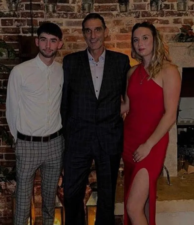 Russell Hoult (medio) con sus hijos gemelos, Carter (izquierda) y Kayleigh (derecha). (JustGiving)