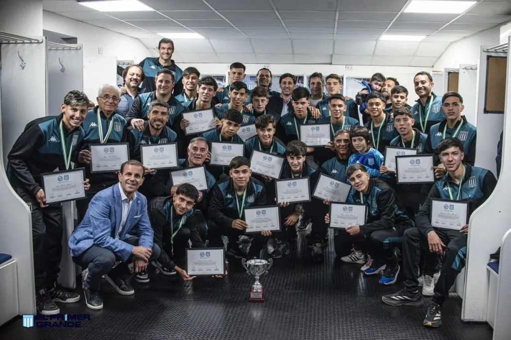 El homenaje a los jugadores de Racing que fueron subcampeones en el Mundial de Clubes. (Prensa Racing)