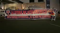 La barra de Alianza Lima apuntó contra la de la U de Chile