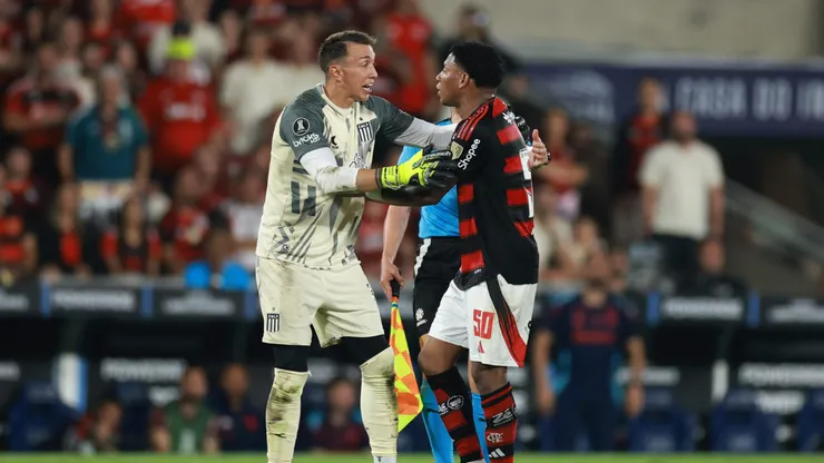 Gonzalo Plata fue expulsado en Flamengo vs. Estudiantes.