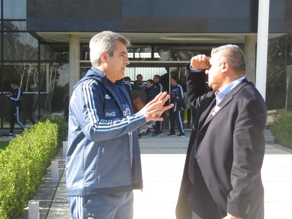 Elizondo cuando todavía trabajaba en AFA, con Chiqui Tapia. Foto AFA.
