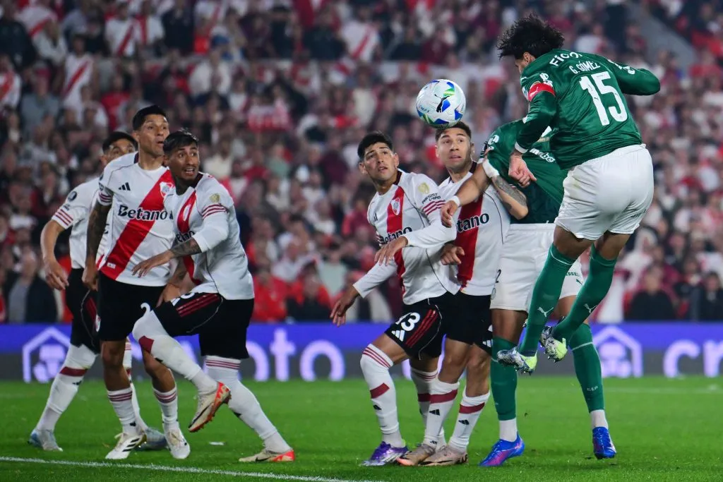 El cabezazo de Gustavo Gómez que abrió el encuentro en el Monumental (Getty Images).