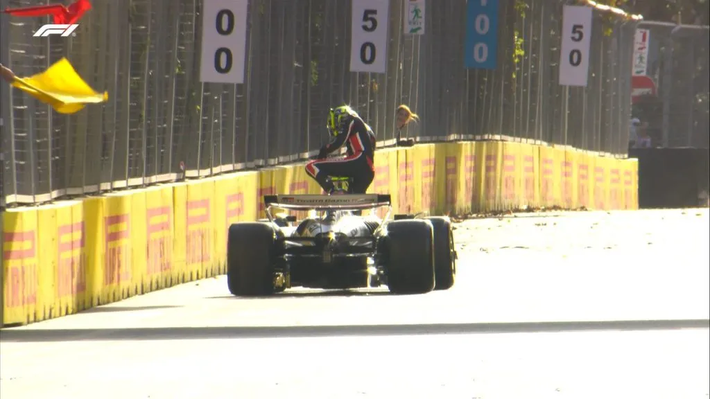 Bearman también abandonó. Cuarta bandera roja de la jornada. (X/@F1)