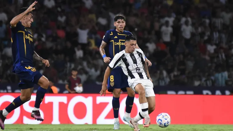 Central Córdoba y Boca se enfrentan en La Bombonera.