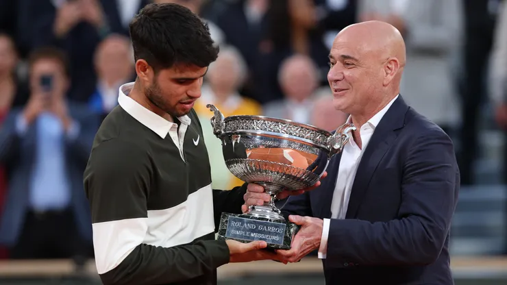 André Agassi y Carlos Alcaraz, en Roland Garros 2025.