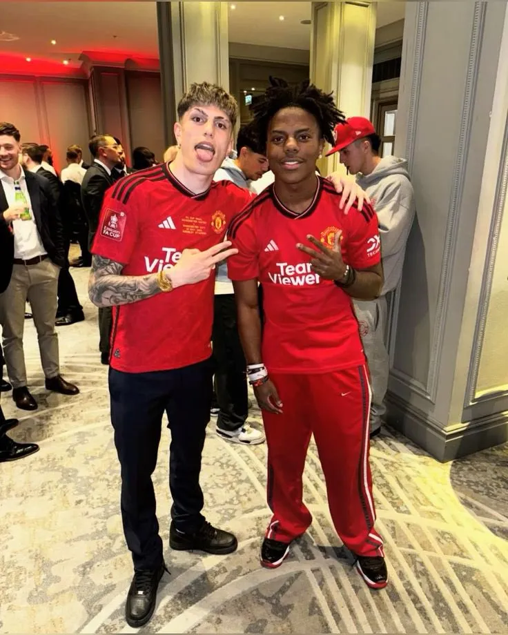 Garnacho y Speed durante las celebraciones de Manchester United por la obtención de la FA Cup 2024 (@UtdXclusive).