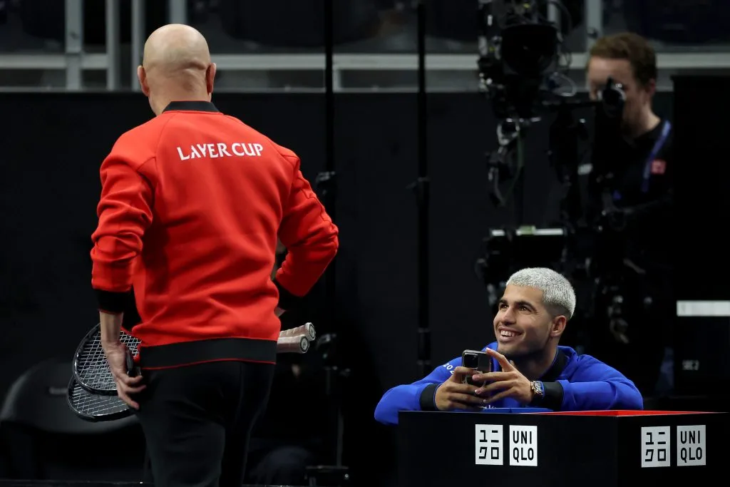 Carlos Alcaraz, del Team Europa y Andre Agassi, del Team Resto del Mundo en la Laver Cup 2025. (Getty Images)