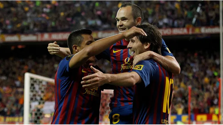 Alexis Sánchez festejando un gol con Messi e Iniesta en Barcelona.