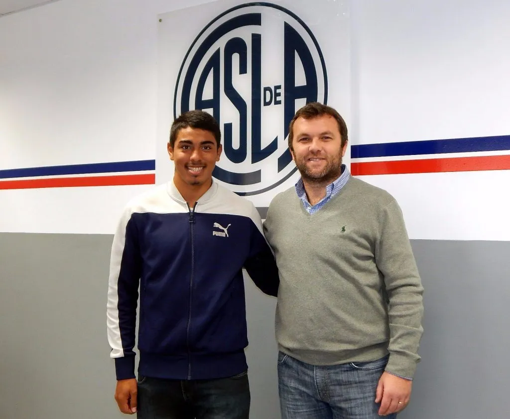 Luego de firmar su primer contrato, con Bernardo Romeo. Foto San Lorenzo.