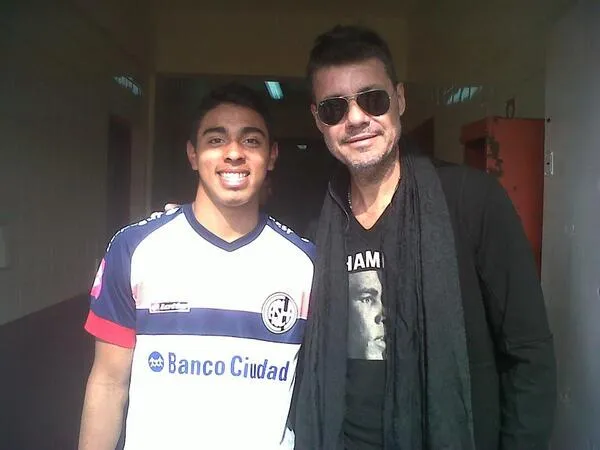 Posando con Marcelo Tinelli. Foto X.