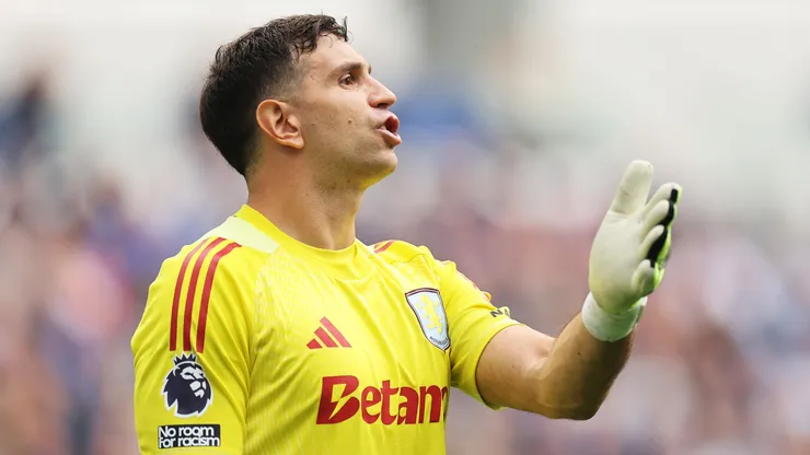 Dibu Martínez, arquero de Aston Villa.