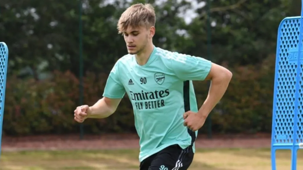 Billy Vigar se formó en Arsenal de Inglaterra.