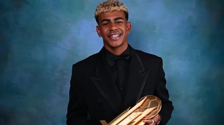 Lamine Yamal con el Premio Kopa.