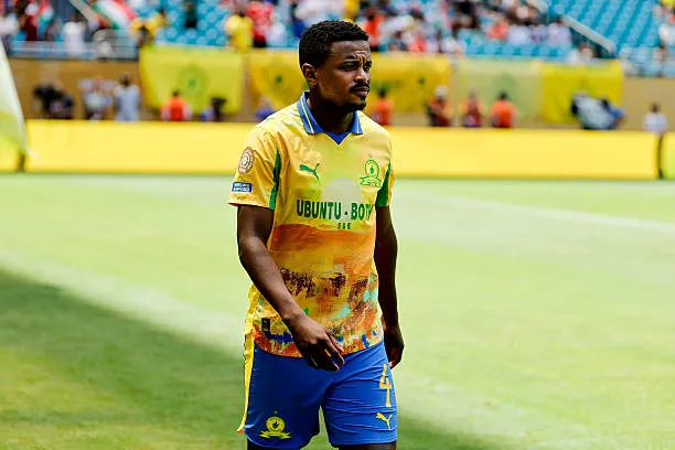 Teboho Mokoena, jugador de Mamelodi Sundowns, fue mal incluido por Sudáfrica en la Fecha FIFA.