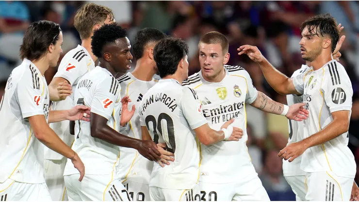 Mastantuono celebra su primer gol en Real Madrid junto a sus compañeros.