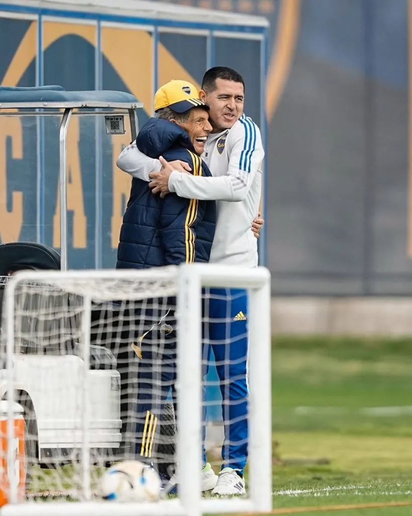 El abrazo entre Russo y Riquelme durante la práctica de Boca (Prensa Boca).