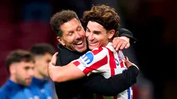 El abrazo de Diego Simeone y Julián Álvarez tras la victoria de Atlético de Madrid.