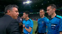 El DT de River dialoga con el árbitro Andrés Matonte.