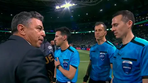 El DT de River dialoga con el árbitro Andrés Matonte.