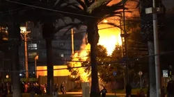 Fuego en las inmediaciones del hotel de la U de Chile