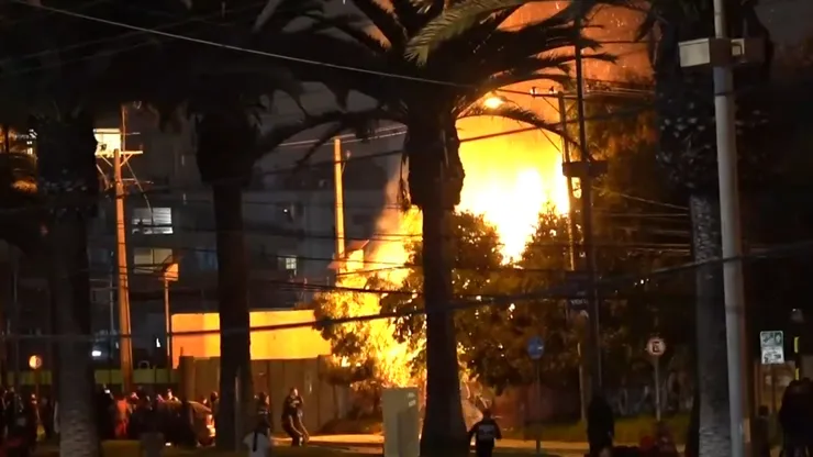 Fuego en las inmediaciones del hotel de la U de Chile