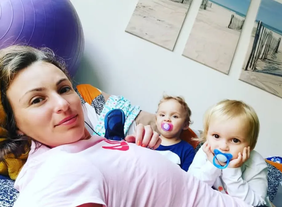 Yaroslava junto a sus mellizos, quienes la acompañaron en el circuito en los últimos años de su trayectoria. (Foto: @yaroslavashvedova).