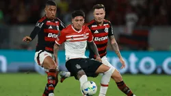 Flamengo y Estudiantes de La Plata se enfrentan por los cuartos de final de la Copa Libertadores.