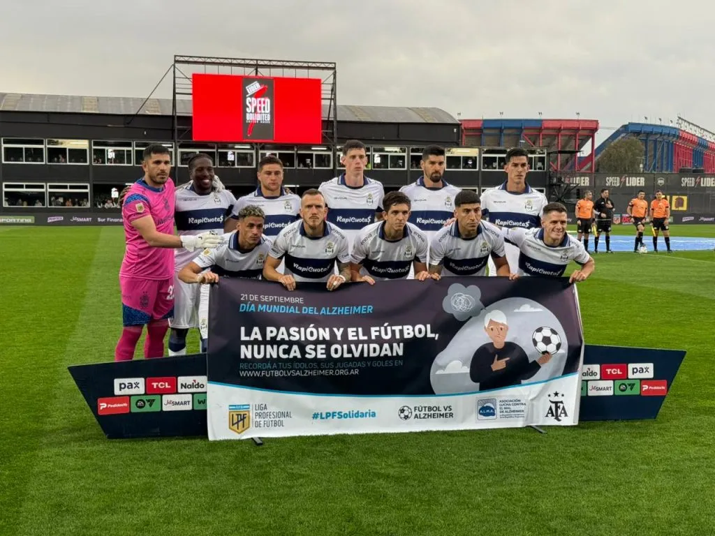 El equipo de Gimnasia y Esgrima de La Plata antes de enfrentar a Riestra. (Foto: Prensa LPF)