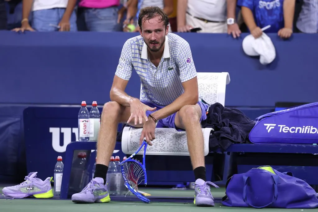 Daniil Medvedev con la raqueta destrozada en el US Open 2025. (Getty Images)