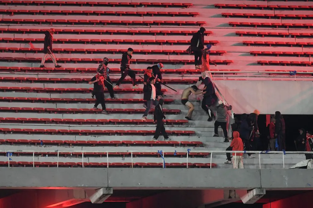 Los incidentes entre Independiente y Universidad de Chile. (Getty Images)
