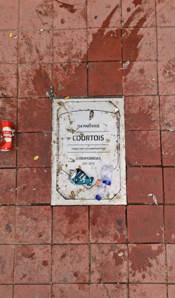 La placa que recuerda el paso del arquero por Atlético de Madrid. (Foto: Bolavip)