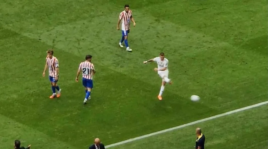 La acción de Mastantuono que generó un tenso momento en el Derbi. (Archivo)