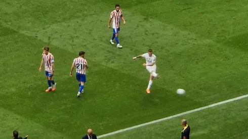 La furia de Mastantuono: pelotazo a la tribuna del Atlético de Madrid, cruce con Simeone y amonestación