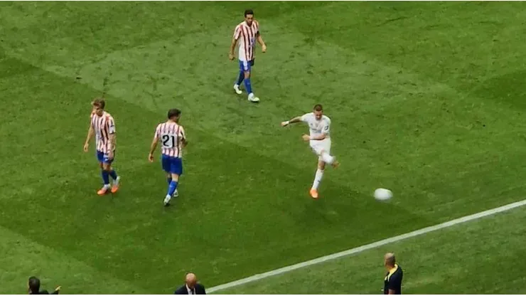 La furia de Mastantuono: pelotazo a la tribuna del Atlético de Madrid, cruce con Simeone y amonestación