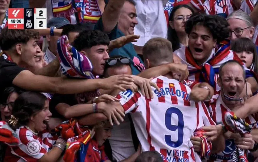 Sorloth, ya amonestado, festejó su gol con la tribuna de Atleti. (retransmisión oficial)