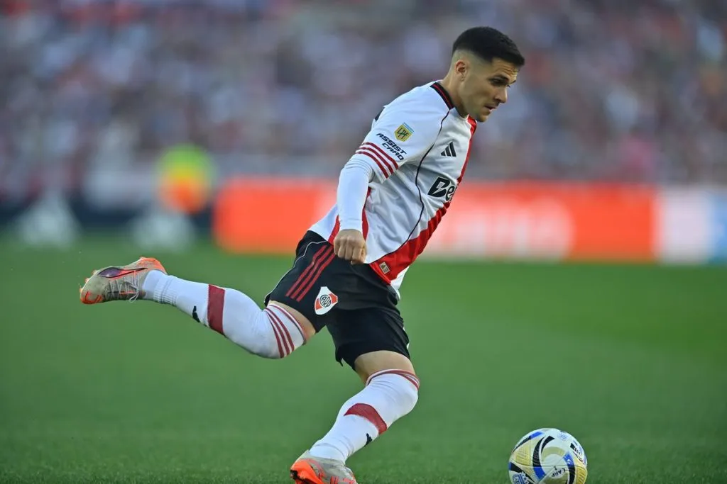 Fabricio Bustos con la pelota. (Foto: Prensa River)