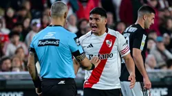 Maximiliano Salas y el juez de línea en la derrota de River ante Riestra.