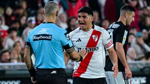 Maximiliano Salas y el juez de línea en la derrota de River ante Riestra.