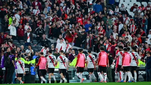 River se retira silbado y reprobado por sus hinchas tras caer con Riestra.