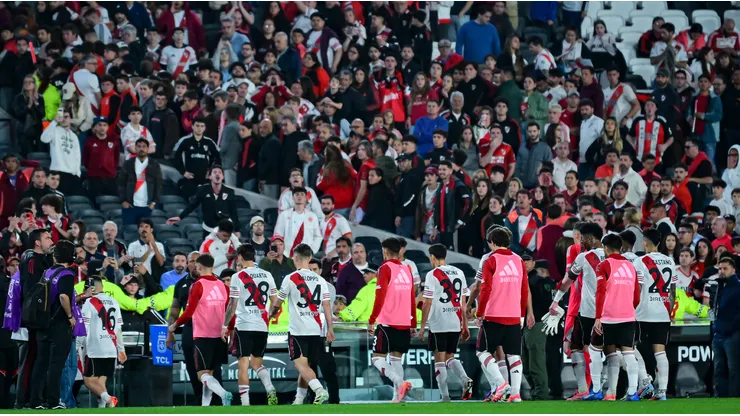 River se retira silbado y reprobado por sus hinchas tras caer con Riestra.