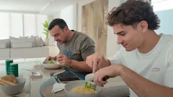 Julián Alvarez almorzando junto a Agustín Creevy.