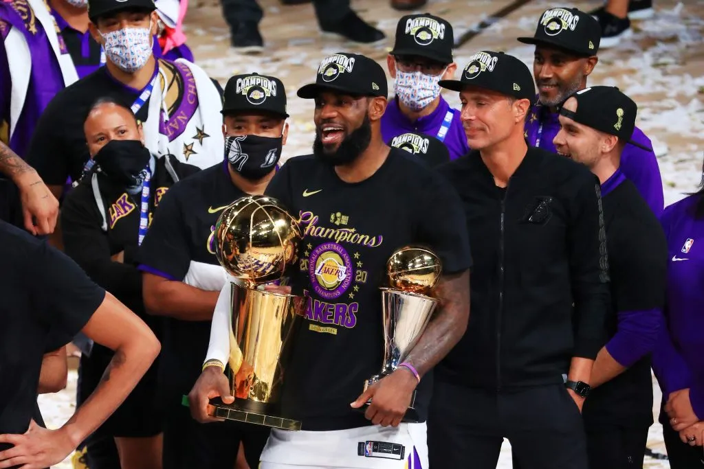 LeBron James con el trofeo de la NBA en Los Ángeles Lakers.  (Getty Images)