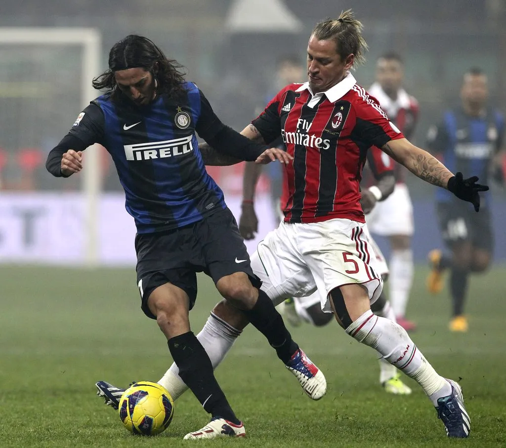 El día de su gol al Milan, enfrentando a Maxi López. Foto Getty Images.