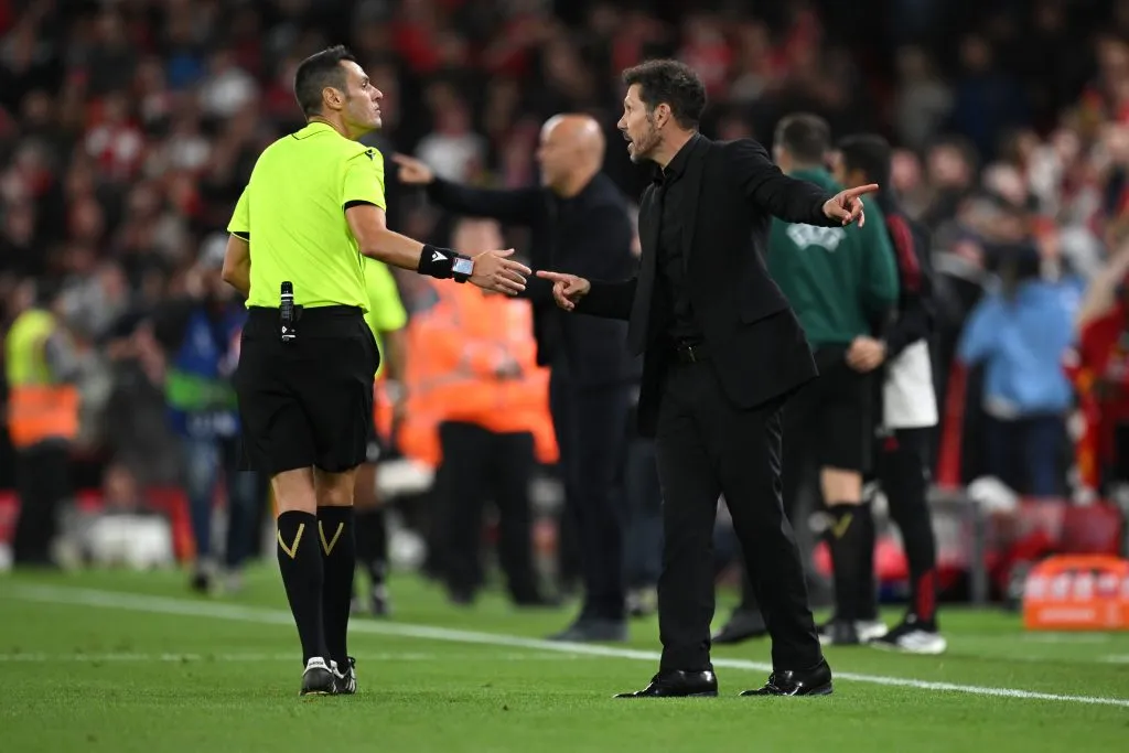 Simeone fue expulsado ante Liverpool por el italiano Maurizio Mariani.