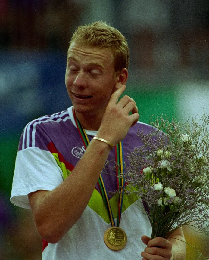 Marc Rosset con la medalla dorada de individuales de los Juegos Olímpicos de 1992. (Foto: Getty).