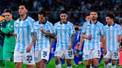 El plantel de Racing se retira del campo de juego.